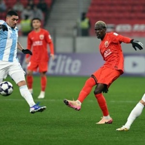 广发体育app-海港半场闪电破门！克劳德将功补过，轰海港处子球后拥抱穆帅