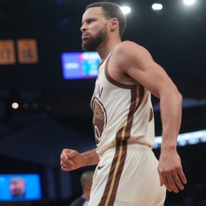 广发体育-Shams：库里形容自己的右膝问题为难以预测 此前已多次出现反复